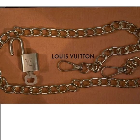 Louis Vuitton Jewelry - Louis Vuitton #309 Padlock & Key Necklace, made before 2009) Authentic